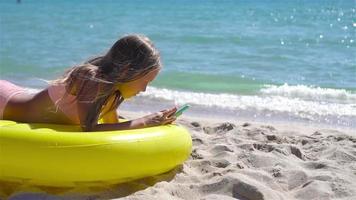 förtjusande flicka på uppblåsbar luft madrass på de strand video