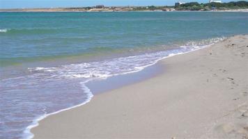 idílico tropical playa con blanco arena, turquesa mar agua y hermosa vistoso cielo video