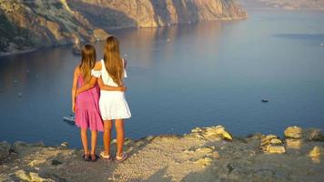 Kinder im Freien am Rand der Klippe Küste video