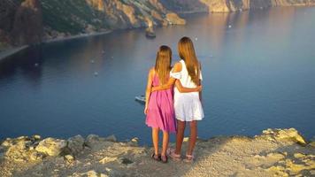 bambini all'aperto su bordo di scogliera riva del mare video