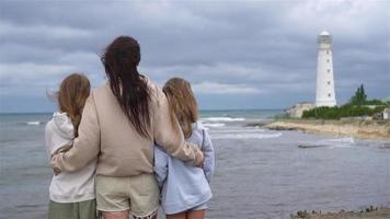 famille de Trois marcher à le phare video