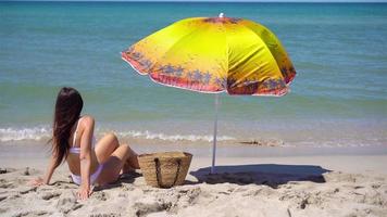 giovane donna nel cappello su il spiaggia vacanza video