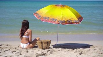 giovane donna nel cappello su il spiaggia vacanza video