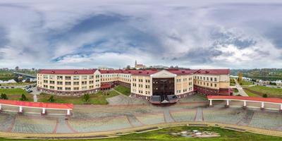 vista panorámica aérea hdri 360 esférica sin costuras completa sobre un castillo medieval con columnas y edificios históricos en proyección equirectangular. foto