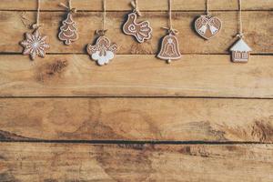 Navidad decoración colgando en madera antecedentes textura con Copiar espacio. foto