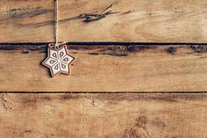 Navidad decoración colgando en madera antecedentes textura con Copiar espacio. foto