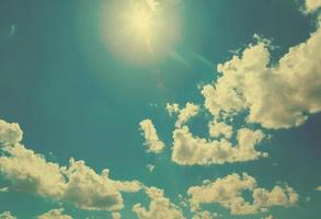 cielo luz de sol y blanco nubes con Clásico tonificado foto