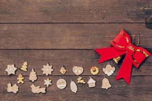 Navidad decoración y rojo arco en madera antecedentes con espacio de copia. foto