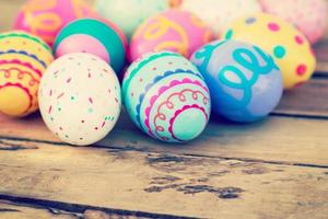 Pascua de Resurrección huevos y pintar en de madera con Clásico tono foto
