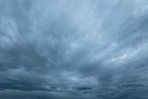 nubes de lluvia y nimbo en lluvioso temporada foto