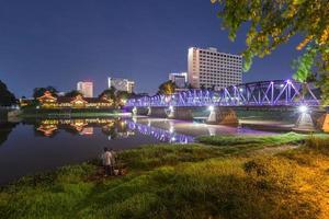 antiguo puente en chiang Mai, Tailandia y largo exposición foto