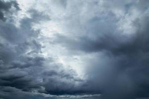 nubes de lluvia o nimbus en la temporada de lluvias foto