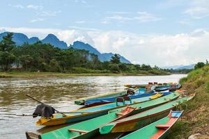 barcos en nam canción río a vanguardia vieng, Laos foto