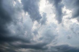 nubes de lluvia o nimbus en la temporada de lluvias foto