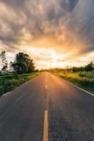 la carretera y puesta de sol en chiang Mai, tailandia foto