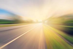 vacío asfalto la carretera en movimiento difuminar y luz de sol con Clásico tono. foto