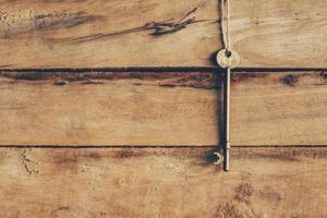 antiguo llave colgando en madera antecedentes textura con Copiar espacio foto