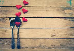 san valentin día cena con mesa ajuste en rústico madera para Clásico estilo. foto