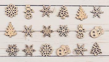 Navidad decoración madera en blanco de madera. adornos Navidad decoración madera conjunto en de madera. foto