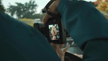un' ritratto foto sparare di un' balinese donna nel un' oro vestito nel davanti di il tempio video