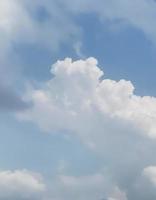 cielo y mullido nube paisaje en el Mañana es increíblemente calmante a comienzo el dia cielo y mullido blanco nube hecho yo sensación relajado,cielo y mullido nube paisaje tomar un majestuoso y asombroso belleza foto