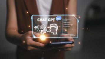 chatbot chatear con ai, inteligencia artificial. hombre que usa tecnología robot inteligente ai, inteligencia artificial al ingresar el símbolo del sistema para generar algo, transformación de tecnología futurista. foto