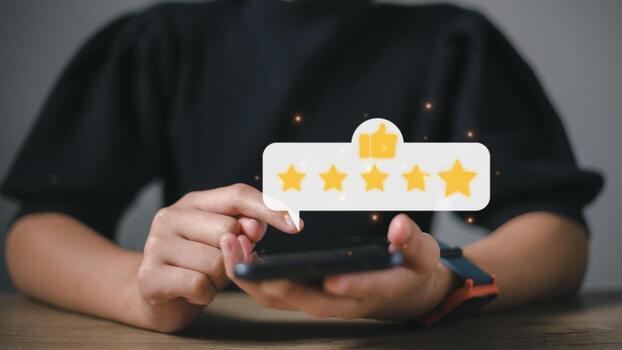 mano prensado en teléfono inteligente pantalla con oro cinco estrella clasificación realimentación icono y prensa nivel excelente rango para dando mejor Puntuación punto a revisión el Servicio , negocio concepto foto