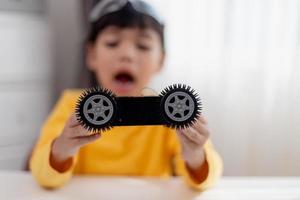 los estudiantes de asia aprenden en casa a codificar autos robot y cables de tableros electrónicos en tallo, vapor, ingeniería matemática, ciencia, tecnología, código de computadora en robótica para el concepto de niños. foto