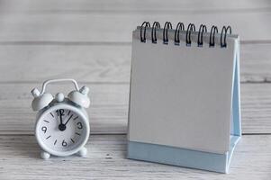vacío mesa calendario y alarma reloj con personalizable espacio para texto o mensaje. Copiar espacio. foto