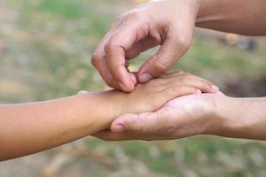 madre rascarse su niño brazo desde Comezón foto