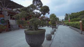 un ornement de une chinois temple avec Oriental architecture video