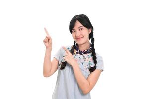 retrato de hermosa contento joven asiático mujer en mezclilla vestir sonrisa con muchos mano gesto acción en blanco antecedentes. foto
