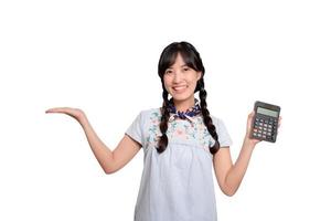 retrato de una hermosa joven asiática vestida de mezclilla sosteniendo una calculadora de fondo blanco. concepto de compras en línea de negocios. foto