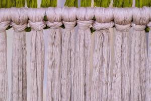 muchos de el hilos ese son teñido brillantemente son el unos ese tener estado preparado para el tradicional telar porque el tela tejido en el tradicional telar es hecho a mano y caro. foto