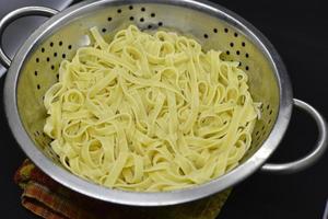 fideos después cocinando. pasta en un colador. foto