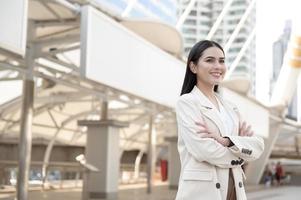 retrato de joven hermosa mujer de negocios en moderno ciudad foto