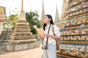 hermosa mujer turista de vacaciones haciendo turismo y explorando la ciudad de bangkok, tailandia, vacaciones y concepto de viaje foto