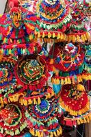 multicolor barquero sombreros a vender en un calle mercado. Marruecos foto