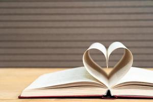 páginas de libro en forma de corazón curvo foto