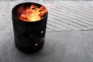 fuego en el oxidado balde. foto