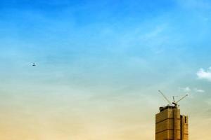 edificio debajo construcción con azul cielo en minal estilo. foto