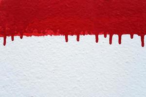 rojo línea pintura en blanco hormigón pared. foto