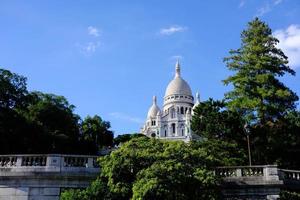 el basílica de el sagrado corazón de París sacre coeur en Montmartre dónde es un famoso punto de referencia en París, Francia. foto