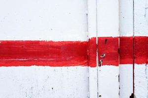 cerrado arriba antiguo metal puerta con rojo línea antecedentes. foto