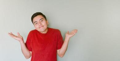 joven hombre preguntándose qué incorrecto con habitación para texto foto