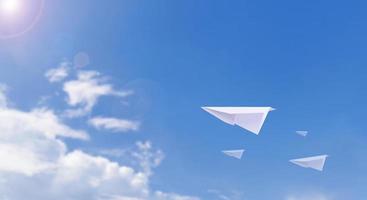 un papel avión es volador en el hermosa claro cielo. foto
