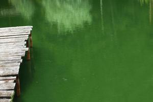 de madera muelle, muelle, en un lago en verano día. foto