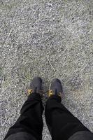 pies de hombre en congelado suelo foto