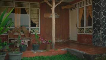 uma Vila cheio do tradicional casas com vintage estilo fez a partir de bambu dentro vermelho cor video