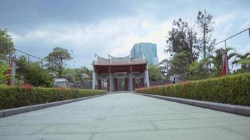 um grande portão chinês com cores vermelhas e padrão oriental no prédio dentro do templo chinês video